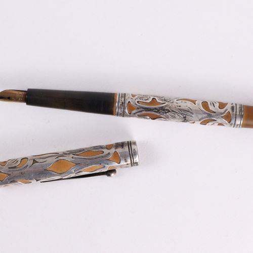 Waterman's Ideal Fountain Pen 20世纪初，滴管，钢笔，金色金属笔尖（沃特曼的理想心孔笔尖），棕色的笔管，上面有纯银的花纹，硬橡胶，&hellip;