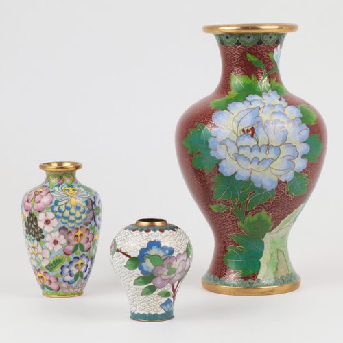 Cloisonné - Vasen 3 pièces, 1x forme balustre, motif de pivoines, 1x forme ovale&hellip;