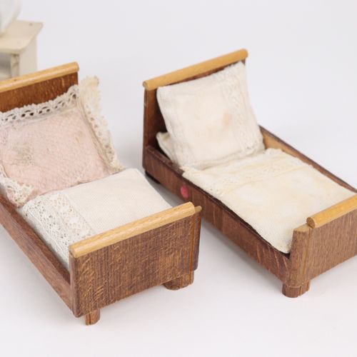 Puppenmöbel Schlafzimmermöbel, Schrank (H 13 cm), 2 Betten (H 6 cm), 2 Nachtkäst&hellip;