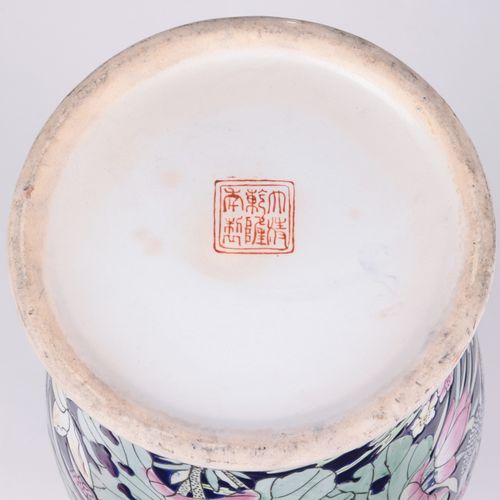 Vase und Deckeldose Chine, porcelaine, émail, marqué, 1 vase de fond à décor de &hellip;