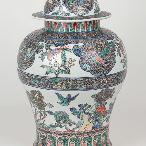 Deckelvase Chine, porcelaine, forme balustre, famille verte, décor de pivoines e&hellip;
