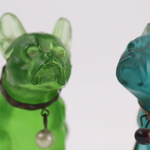 Zierfiguren 约1900年，可能是法国，浅绿色和蓝色的模制玻璃，2件，塑料版的坐着的斗牛犬，金属项圈，1个爪子粘在一起，有些老化，高约4厘米。