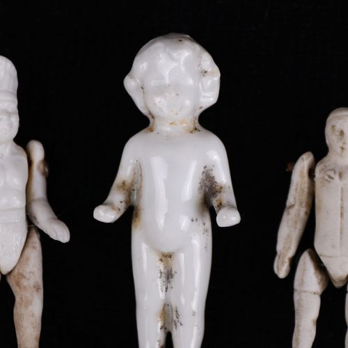 Konvolut Porzellan - Püppchen 大约24件，1900年左右，大约3.5 - 9.5厘米，洗澡的娃娃，娃娃家的娃娃，展示柜的工作人员，&hellip;