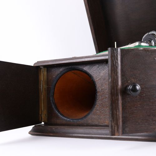 Grammophon mit Unterschrank 留声机：木制机身，2个门，铰链盖，损坏，不能使用。有10张贝壳粉唱片，民间音乐，名曲等，还有1个装针的盒&hellip;