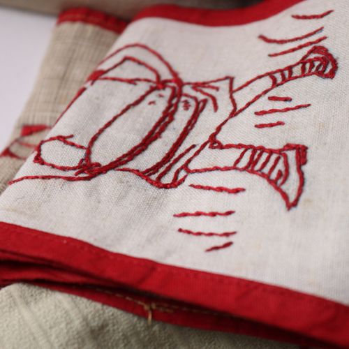 Konvolut - Rot/Weiß 30件，亚麻布，棉布，部分精心制作的曲别针和十字绣，2个被套，1个枕头，12条不同的毛巾。毛巾，1条有小矮人图案的洗衣巾&hellip;