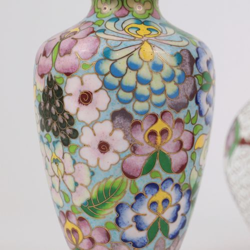 Cloisonné - Vasen 3 pièces, 1x forme balustre, motif de pivoines, 1x forme ovale&hellip;
