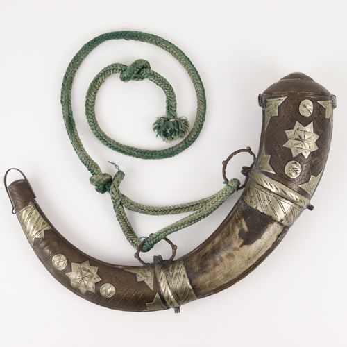 Pulverhorn Penisola araba/Africa orientale, corno, raccordi in metallo sulla par&hellip;