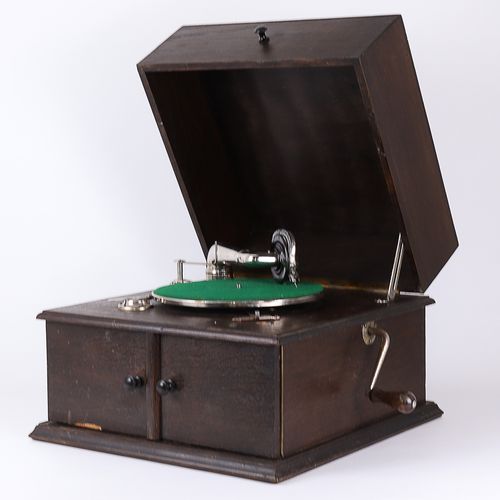 Grammophon mit Unterschrank 留声机：木制机身，2个门，铰链盖，损坏，不能使用。有10张贝壳粉唱片，民间音乐，名曲等，还有1个装针的盒&hellip;