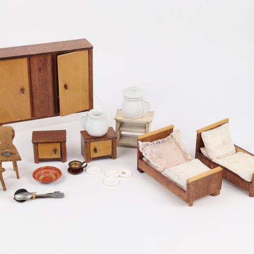 Puppenmöbel 卧室家具，橱柜（高13厘米），2张床（高6厘米），2个床头柜（高5厘米），2把椅子（高4.2厘米），小架子，约50年代，木头，清漆和部分&hellip;