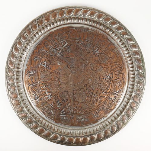 Große Platte Cuivre, étamé, décor en relief, dans le miroir motif équestre, insc&hellip;