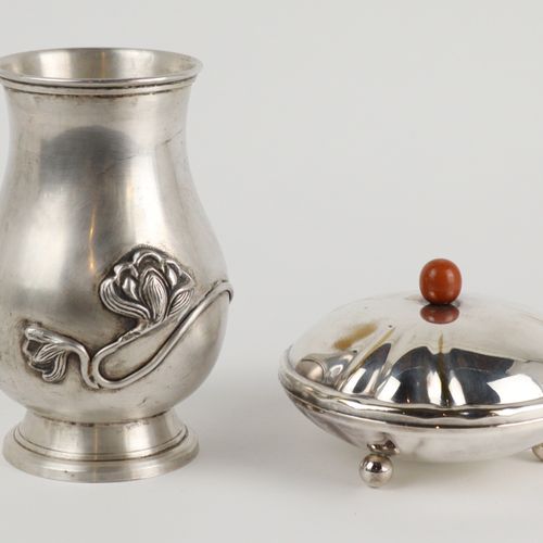 Zwei Teile vers 1920/30, Art nouveau/ Art déco, métal argenté, 1 vase, pied rond&hellip;