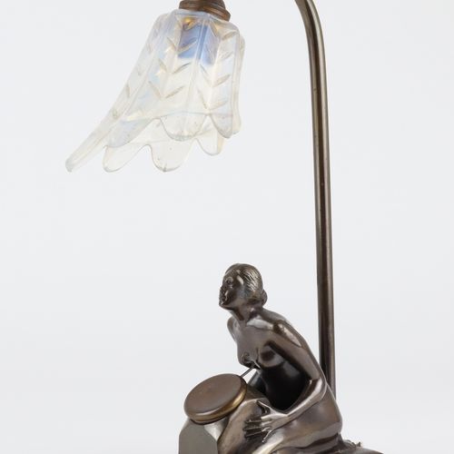 Tischlampe mit Taschenuhrständer 装饰艺术，法国，乳白色玻璃/烧焦的金属，长方形基座，上面有跪着的裸体女士和怀表架，杆状弯曲的茎&hellip;