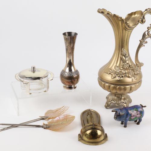 Metall - Konvolut 6件，包括：1个花瓶，WMF，简化的蜂巢印记，金属，镀银，浮雕装饰，大量的泊。高约18厘米；1个糖碗，WMF，圆形金属框架，&hellip;