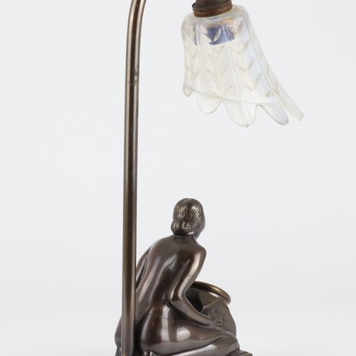 Tischlampe mit Taschenuhrständer Art déco, France, verre opalin/métal bruni, pie&hellip;