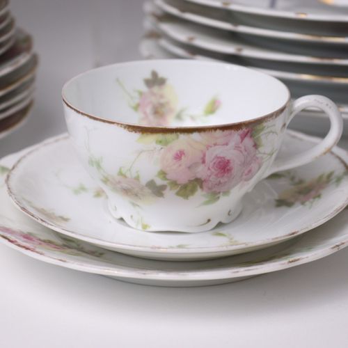 Rosenthal - Restservice 约1900年，新艺术派，绿色邮票，罗森塔尔巴伐利亚，装饰 "Iris"，28克。盘子，6个小盘子，4个杯子，8个&hellip;