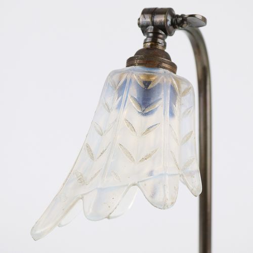 Tischlampe mit Taschenuhrständer Art deco, Francia, vetro opalino/metallo brunit&hellip;