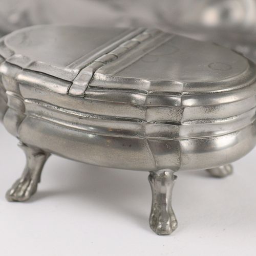 Konvolut Pewter, common angel mark, 18th/19th c., 5 pieces, footed lidded tureen&hellip;