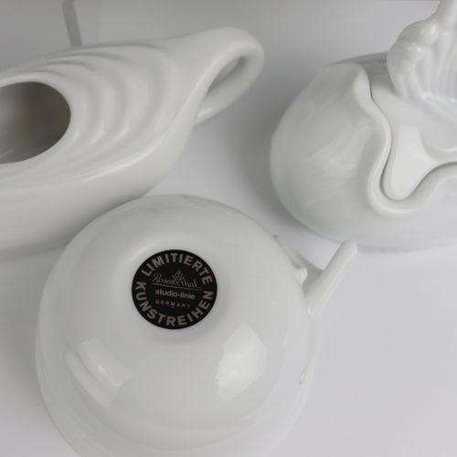 Rosenthal - Ernst Fuchs 设计于1980年，"Zaubersee "茶具，"有限艺术系列"，型号7500，21件白瓷，包括茶壶、奶壶、糖碗&hellip;