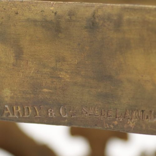 Figurenpendule 19世纪，金属/青铜色，底座上标有Tardy & cie的字样，镂空的底座，带书的站立女士，圆柱形的发条，珐琅表盘上有罗马数字，这&hellip;
