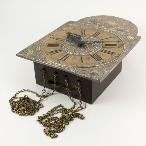 Wanduhr 仿照历史模型的挂钟，有浮雕装饰和黄铜色金属表盘，罗马数字，1个摆锤和2个砝码，半小时钟声，功能未测试