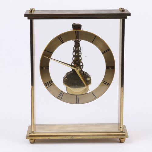 Uwestra - Tischuhr 20世纪，Uwestra，西德，7颗宝石8天，黄铜，方形的钟盒在四个小脚上，两边有玻璃，金色的表盘上有罗马数字，镀金的工作&hellip;