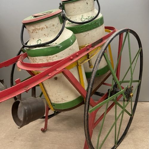 Antique Vieux chariot à lait et 2 cruches à lait et tasses litres et demi litres&hellip;