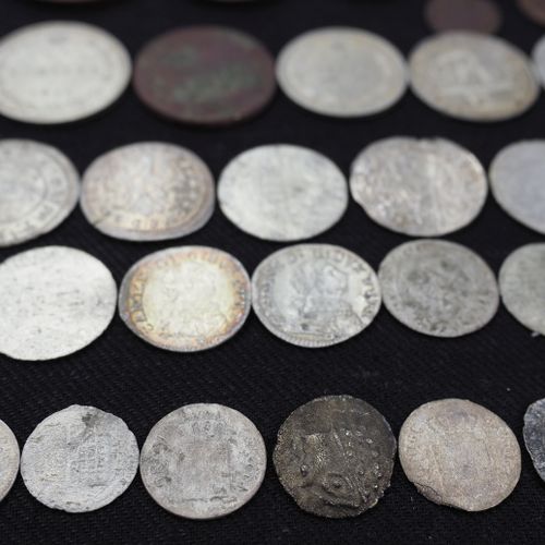 Null 
Lotto di monete. 
Varie, tra cui monete antiche, probabilmente romane, Rei&hellip;