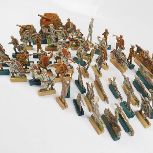 Null 
Lot Militärspielzeug.
Diverse Figuren, bedruckter Karton, auf Holzsockel.
&hellip;