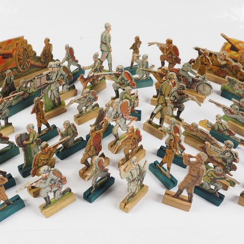 Lot Militärspielzeug. Diverse Figuren, bedruckter Karton, auf Holzsockel. Zustan&hellip;