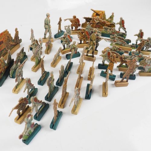Null 
Lot Militärspielzeug.
Diverse Figuren, bedruckter Karton, auf Holzsockel.
&hellip;