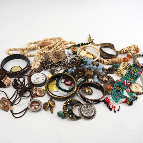 Null 
Biedermeier brooch and necklace etc. 
Ethnological jewelry parts and Biede&hellip;