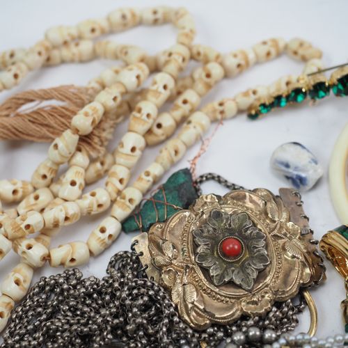 Null 
Biedermeier胸针和项链等。 
民族学珠宝作品和Biedermeier珠宝：项链/发饰，泡沫金制成的胸针等。 

条件二