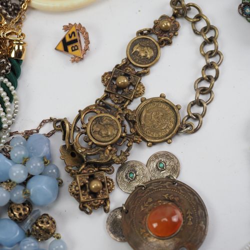 Null 
Biedermeier胸针和项链等。 
民族学珠宝作品和Biedermeier珠宝：项链/发饰，泡沫金制成的胸针等。 

条件二