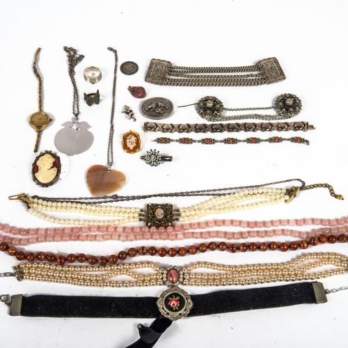 Null 
银器和服装珠宝的混合
 925银链和手镯，胸针和戒指，玫瑰石英链和服装珠宝。
