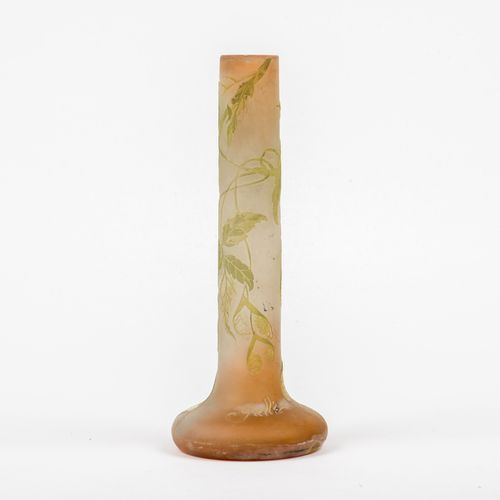 Null 
埃米尔-加莱，南锡，花瓶
 无色玻璃，有部分橙色粉末融化。哑光蚀刻的主体，浅绿色覆盖着切割和蚀刻的树叶。高度蚀刻的签名。E. Gallé.高：32厘&hellip;