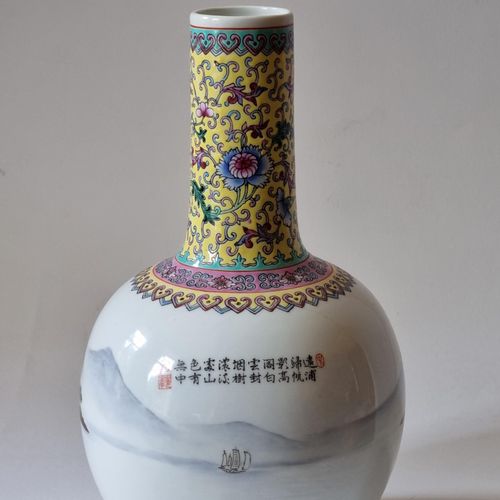 Null 
Vase à col étroit Chine vers 1900
Porcelaine peinte en polychromie. Corps &hellip;