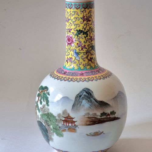 Null 
Vase à col étroit Chine vers 1900
Porcelaine peinte en polychromie. Corps &hellip;