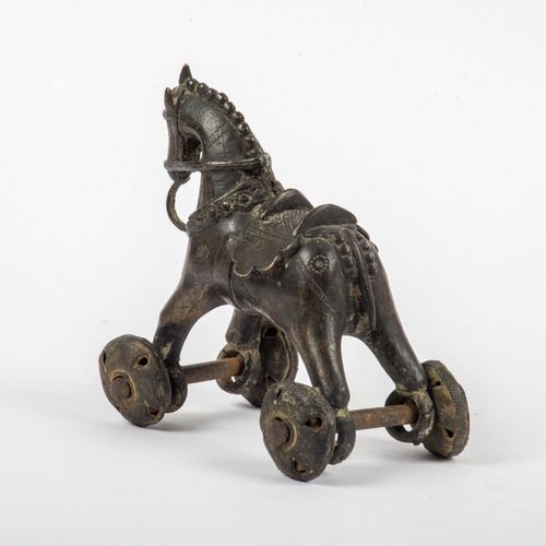 Null 
青铜马
马可通过带滚轮的杆子移动。鞍座和辔头的装饰。高：15厘米，长：14厘米。