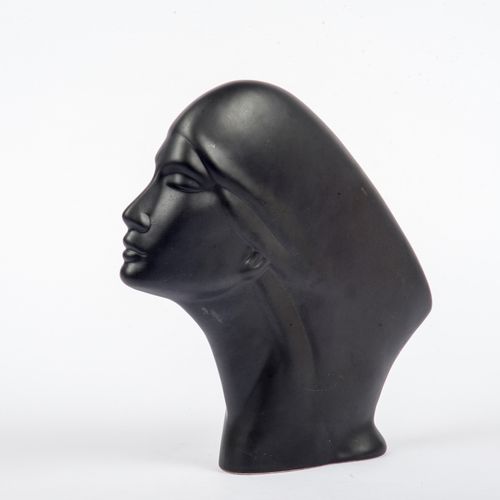 Null 
Sculpture moderne
 Céramique, laquée noir mat. H. : 26, l. : 25 cm.
