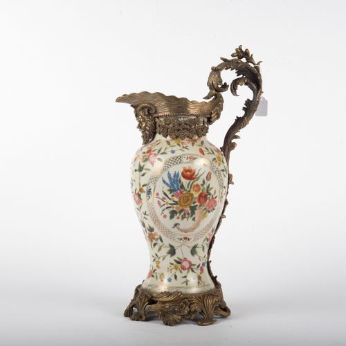 Null 
青铜装饰的辉石壶
 青铜基座上的辉石器身绘有花卉，口和把手有青铜安装。高：53厘米，宽：30厘米。