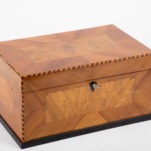 Null 
Coffret Biedermeier
 Placage de cerisier, incrusté de différents bois. Pol&hellip;