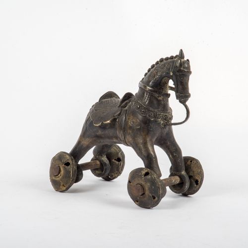 Null 
Caballo de bronce
Caballo movible por varillas con rodillos. Silla de mont&hellip;