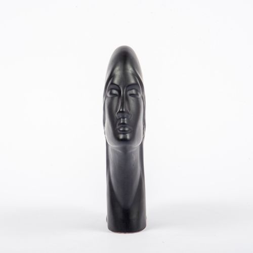 Null 
Modern sculpture
 Ceramic, mat black lacquered. H.: 26, W.: 25 cm.