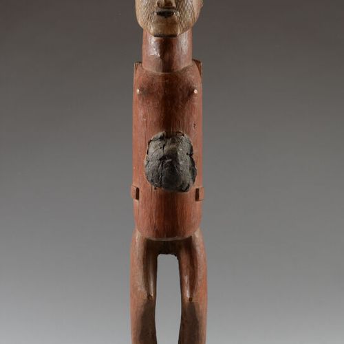 TEKE，刚果民主共和国。 
硬木，红赭石颜料，魔药。 
Nkisi Mi biteke "拜物教雕像表现了一个站立的男性形象，可通过其不变的特征来识别：半弯曲&hellip;