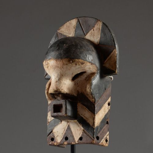 Masque diminutif, TETELA, République Démocratique du Congo. 
Bois sculpté, pigme&hellip;