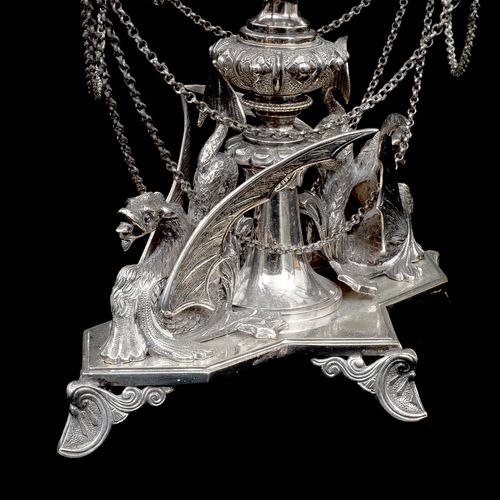 A 19TH CENTURY SILVER PLATED AND CUT GLASS CENTREPIECE A 19TH CENTURY SILVER PLA&hellip;
