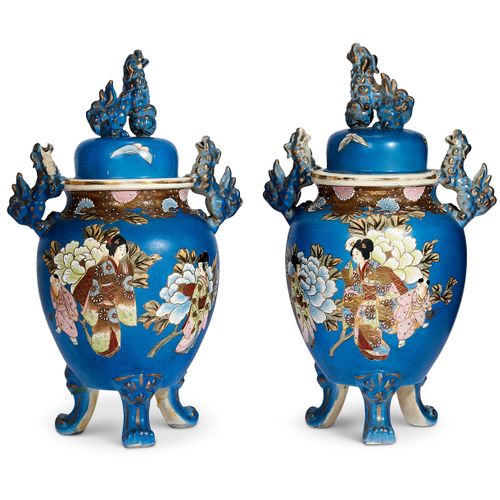 A PAIR OF JAPANESE PORCELAIN VASES AND COVERS 一对日本瓷器花瓶和盖子
一对日本瓷器花瓶和盖子_x000D
_。

&hellip;