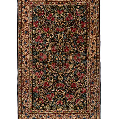 A 1930'S PERSIAN KIRMAN CARPET 1930年代的波斯基尔曼地毯
1930年代的波斯基尔曼地毯_x000D
_


波斯东南部，_x0&hellip;