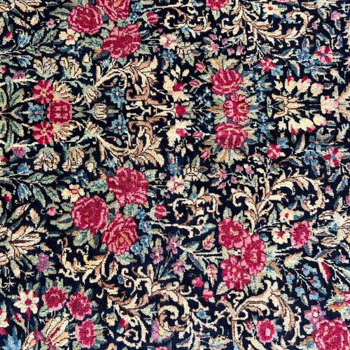 A 1930'S PERSIAN KIRMAN CARPET 1930年代的波斯基尔曼地毯
1930年代的波斯基尔曼地毯_x000D
_


波斯东南部，_x0&hellip;