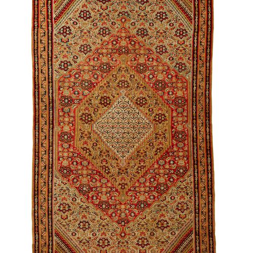 A LATE 19TH CENTURY PERSIAN SENNEH KILIM RUG EIN SPÄTES 19. JAHRHUNDERT PERSISCH&hellip;